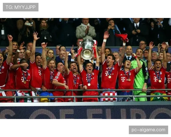 镜头捕捉：拜仁助教在转换丢失球权后，立即向场内球员大声传达战术指令